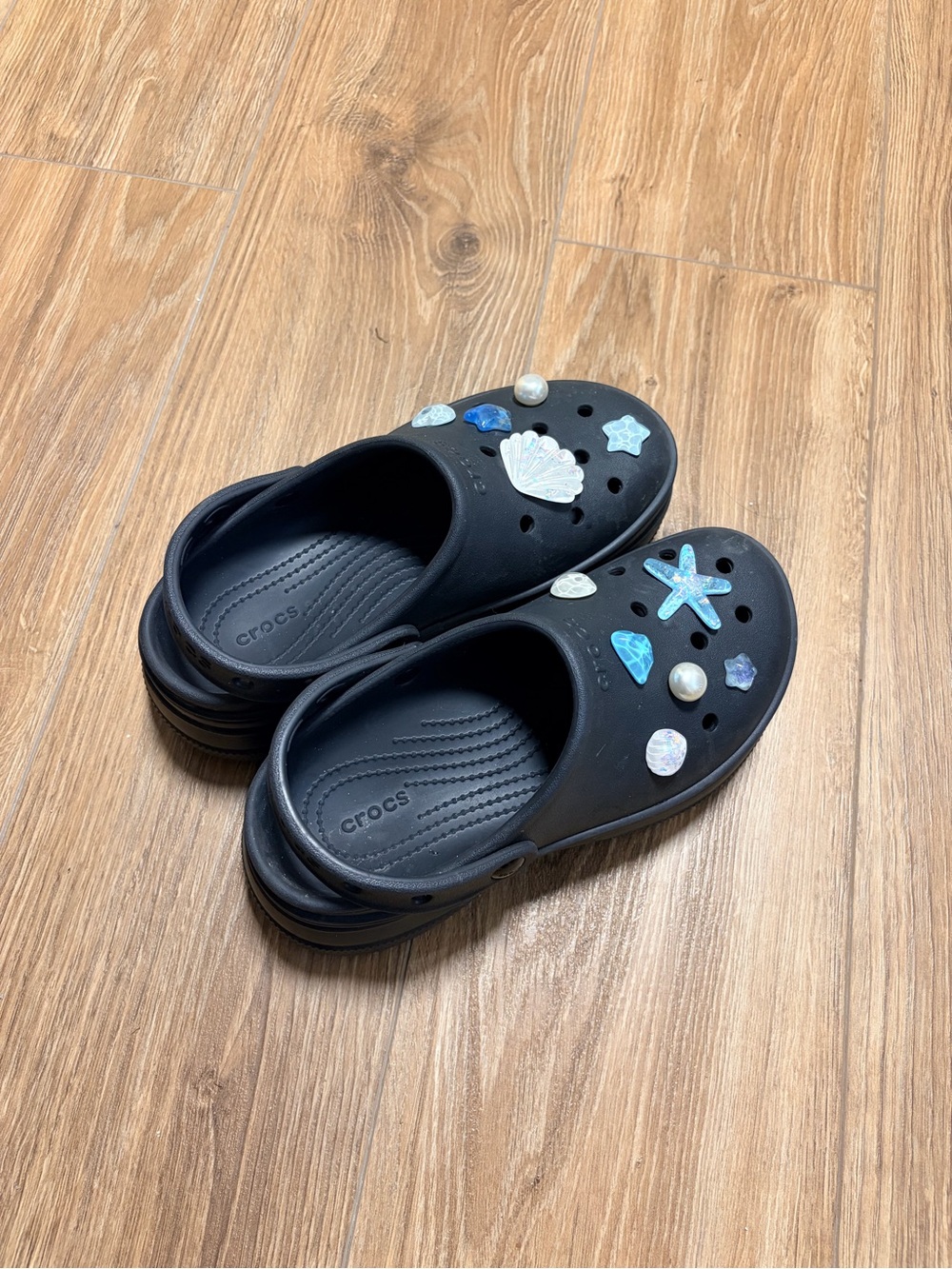 Crocs Classic Platform Clogs Black W7/M5 with Ocean Charms